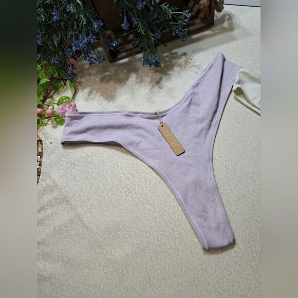 NWT SKIMS THONG - Picture 4 of 16